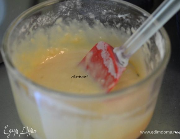 Добавить в эту емкость просеянный 1 стакан муки+2 ст.л. Перемешать.