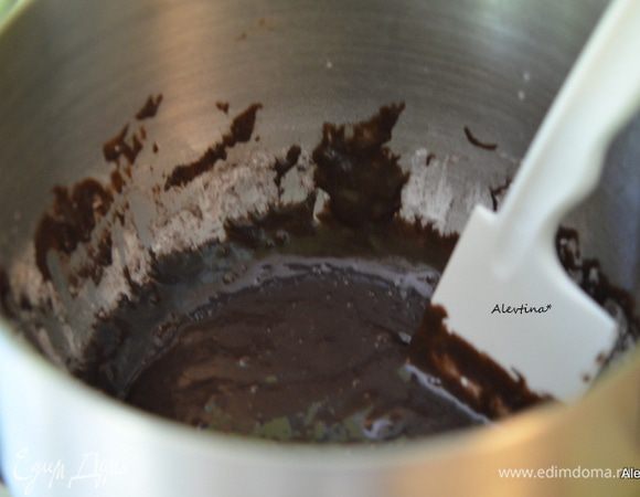 В другую емкость добавить остатки просеянной муки, какао не сладкий. Перемешать.