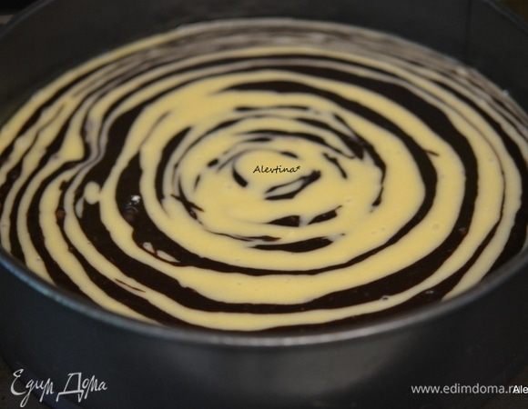 На приготовленную форму выливаем белое тесто, лучше использовать ложку для мороженого или 1 ст.л. Затем поверх белого теста ложку теста с какао.Итак чередуем постоянно пока не закончится тесто белое и с какао.