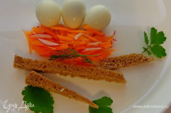 Натереть морковку. Из хлеба вырезать полосочки. Сформировать гнездышко. Положить в него перепелиные яйца.