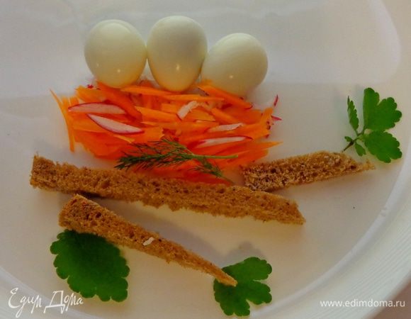 Натереть морковку. Из хлеба вырезать полосочки. Сформировать гнездышко. Положить в него перепелиные яйца. 