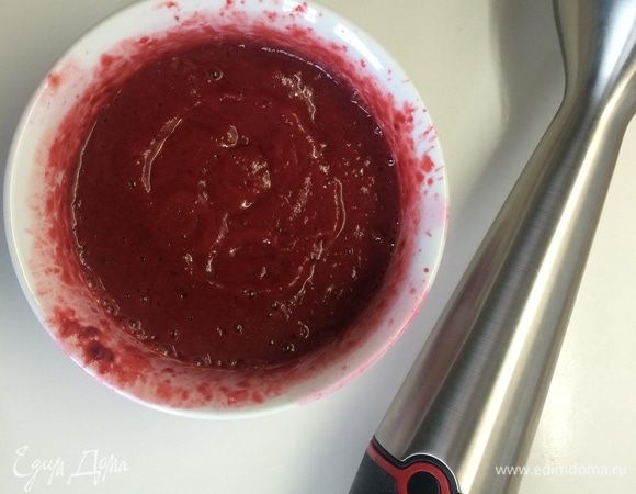 Для начала приготовить вишневое пюре. Вишню выложить в сотейник с толстым дном, на тихом огне довести до кипения и проварить несколько минут. Сок слить, к ягодам добавить 2 ст.л. сахара (их общего количества) и пюрировать погружным блендером. Для торта нам понадобится 3 ст.л. пюре.