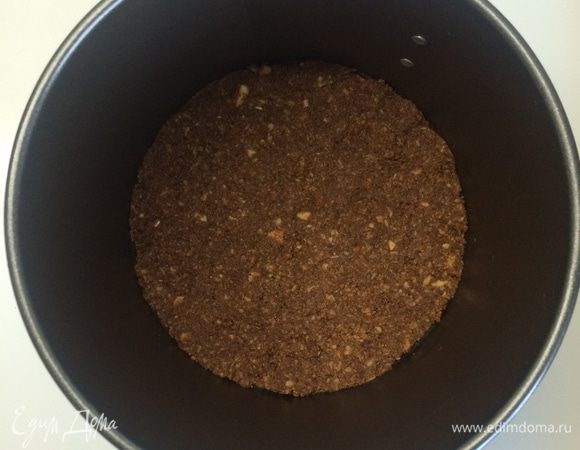 Для основы: смешать измельченное печенье, миндальные лепестки и размягченное сливочное масло. Растереть в крошку. Выложить в форму (не забываем о бумаге для выпечки) и равномерно распределить по дну. Выпекать 12 минут при температуре 160 градусов. У меня форма 18 см.