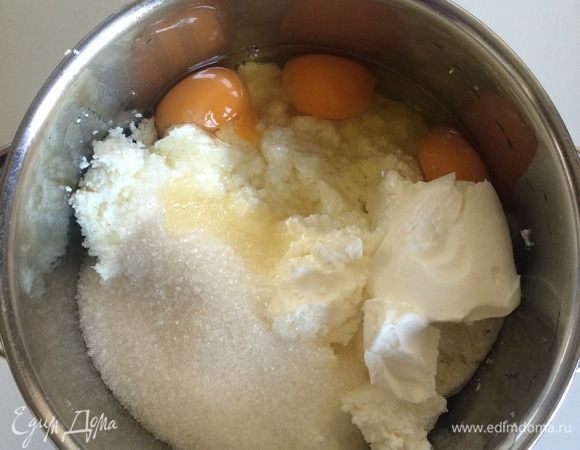 Для основной массы соединить в глубокой посуде протертый творог, сливочный сыр, сливки и сахар, 2 ст. л. крахмала и яйца. Взбить миксером до однородности.