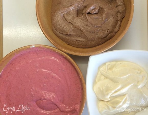 5 ст.л. массы чизкейк отложить в отдельную посуду. Оставшуюся массу разделить на две равные части. В одну добавить 3 ст.л. вишневого пюре и 1 ст.л. крахмала. В другую - предварительно растопленный и остывший до комнатной температуры шоколад. Тщательно перемешать.
