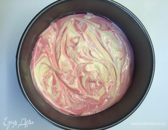 На остывшую основу вылить шоколадную массу, затем вишневую. В центр вишневой выкладываем белую часть и при помощи вилки соединяем в мраморный рисунок. Выпекать на водяной бане при температуре 160 градусов около часа. Готовый чиз - это когда плотные края и слегка "танцующая" серединка. По истечении указанного времени - выключить духовку, приоткрыть дверцу и оставить чизкейк внутри еще на 1 час. Полностью остывший чизкейк отправить в холодильник на сутки.