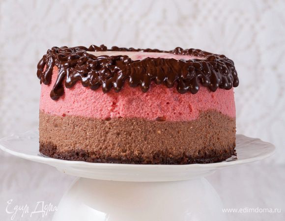 Для украшения: шоколад и сливки растопить в микроволновке. Смотрите сами, если масса покажется вам слишком густой - добавьте еще сливок. Ганаш поместить в кулинарный пакет, срезать кончик и распределить по торту, как подскажет ваша фантазия.