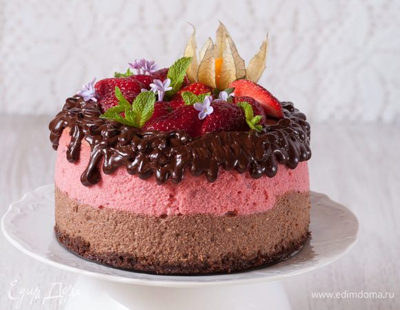 Верх торта украсить клубникой, физалисом и листиками мяты. Можно еще пудрой присыпать. Будет красиво) Приятного аппетита!