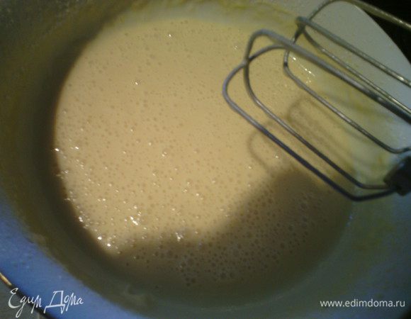 Яйца взбить с сахаром и ванилью, 40 секунд. Добавить все ингредиенты и взбивать ещё 40 секунд 