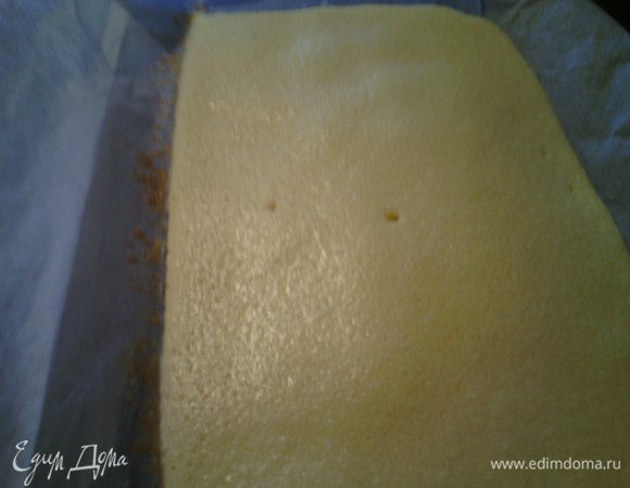 Разделить массу на 2 части, первую выложить на противень и поставить в заранее разогретую духовку 180 на 15 - 20 минут, вынуть из духовки, дать остыть на решетке. 