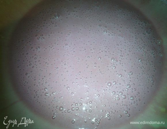 Во вторую половину добавляем 6 ст. л сиропа из чёрной смородины, хорошо перемешать, для усиления цвета можно добавить пищевой краситель. Выложить на противень, застеленный пекарской бумагой, и выпекать 15-20 минут, также дать остыть. 