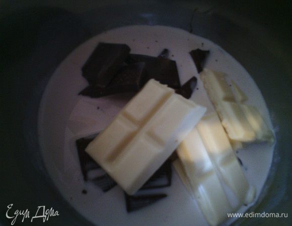 Подогреть сливки, добавить поломанный шоколад и сироп, все хорошо перемешать. Начинаем сборку. 