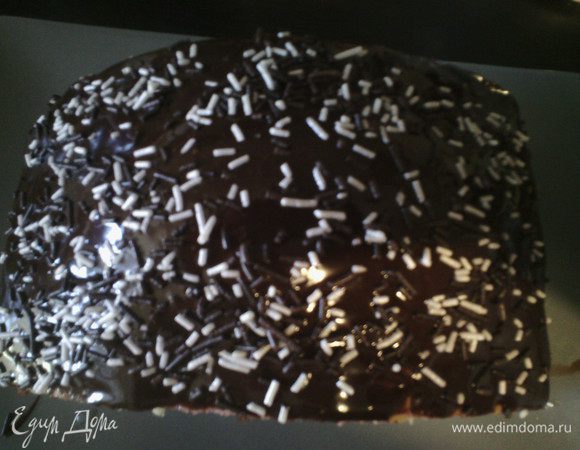 Разделить каждый корж пополам, на первый корж выкладываем ганаш, накрываем коржом другого цвета, опять смазываем, так делаем со всеми коржами. Верхний корж обмазываем и украшаем по желанию. Ставим в холодильник минимум на 3 часа. 