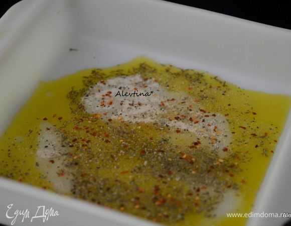 Смешать оливковое масло, сок лайма, сушеная кинза, соль, чесночный порошок, перец хлопьями. Отложить 1 ст.л 