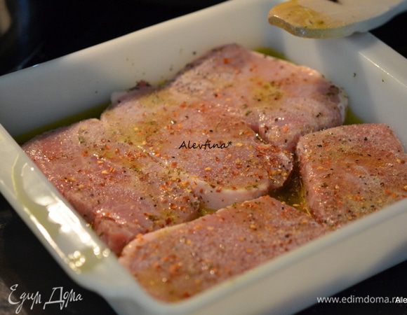 Добавить свиные отбивные на косточке или без. Мариновать 1 ч., перевернуть в процессе.