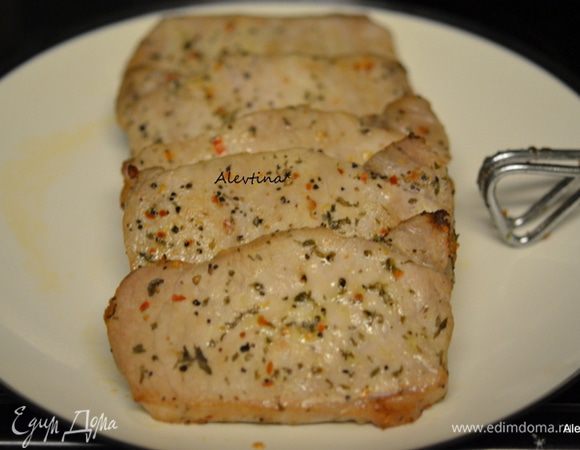 Готовим на гриле или в духовке 200С на 30-45 мин или до готовности. Готовые свиные отбивные выложим на тарелку.