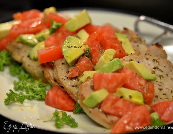 Помидор порезать на кубики, очистить среднего размера авокадо и порезать на кубики. Сбрызнуть отложенным оливковым маслом со специями. Выложить поверх свинины и подать к столу, украсив по желанию зеленью. Приятного аппетита.
Эффектно будет выглядеть на пикнике.