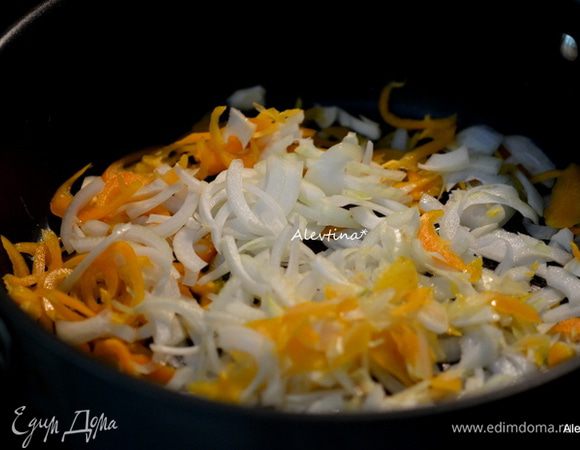 Обжарить на горячей сковороде или в жаровне на масле тонко порезанную луковицу и сладкий очищенный перец порезанный тонко, чеснок.