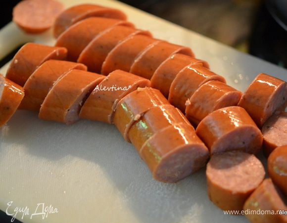 Колбасу порезать кольцами.