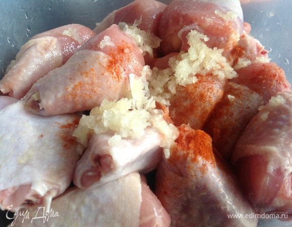 Если используете целую курицу, нарежьте ее на порции (у меня набор для чахохбили), посолите приправьте перцем и паприкой, натрите чесноком и оставьте на час мариноваться.