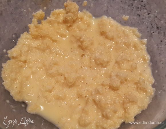 В желтке с молоком развести подсластитель, добавить манку и оставить на 1 минуту для набухания. Если творог жидковат, молоко уменьшите до 1 чайной ложки. Но на самом деле это повлияет только на удобство формирования шариков, а не на вкус.