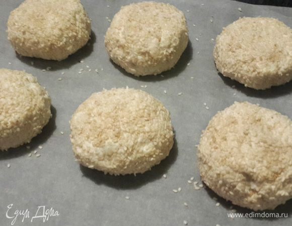 Разделить на 6 порций и шарики обвалять в слегка поджаренном кунжуте - в духовке кунжут изменит цвет не сильно.