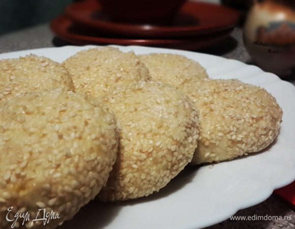 Если сырники получились высотой 2,5-3 см, то на бумаге выпекать при 180 градусах 20 минут и 5 мин на обдуве. Если высотой до 2 см, то достаточно 20 минут. Подавать со сметаной слегка остывшими и затвердевшими. 