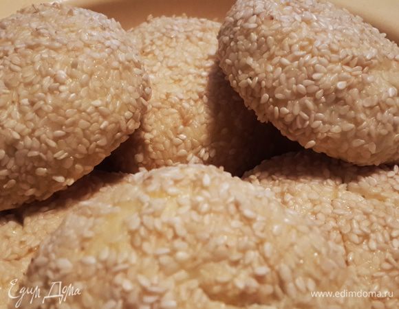 Панировку из кунжута можно легко заменить на панировку из муки. Главное в этих сырниках - структура теста. Просто волшебная! А подавать можно нижней запеченной стороной вверх. Тогда сырники по виду не будут отличаться от жареных. 

Приятного аппетита =)