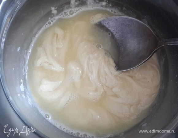 Делаю шоколадный пластилин: на 100 г белого шоколада - 1 ч.л. меда. Растапливаю шоколад и мед на водяной бане, не сливая жира (он нужен для эластичности).