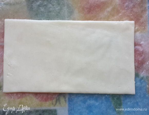 Пластилин теплым раскатываем на промасленной бумаге для выпекания до толщины 2 мм. Бумажные эскизы предварительно смачиваем в воде, чтобы не прилипали, и вырезаем нужные формы.