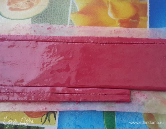 Мы схитрим и не будем делать отдельно нижнюю малиновую обложку. Вырежем только бортики для нее шириною 5 мм, которые будут высовываться из-под бисквита. Ширина переплета - на глаз, позже можно срезать ножом-пилкой ненужные сантиментры.