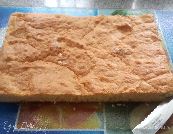 Бисквитное тесто: взбить 6 белков до устойчивой пены, добавить 4 желтка, растертые с сахаром постепенно, продолжая взбивать. Муку просеять и вмешать ложкой снизу вверх (не миксером!), не долго, чтобы сохранить воздушность. Выкладываем в форму, смазанную сливочным маслом и присыпанную мукой. Если тесто до 2 см высотой, выпекаем 12-15 мин при 200 градусах. Если больше 2 см, то 15-20 мин.