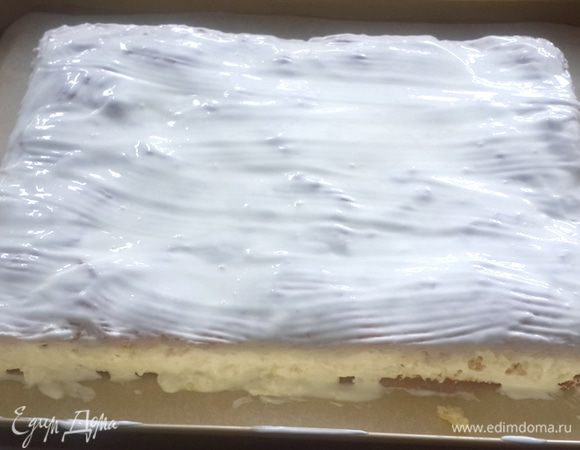 Разрезаем корж вдоль на 2 части и еще теплый смазываем смесью сметаны, сахара и ванилина.