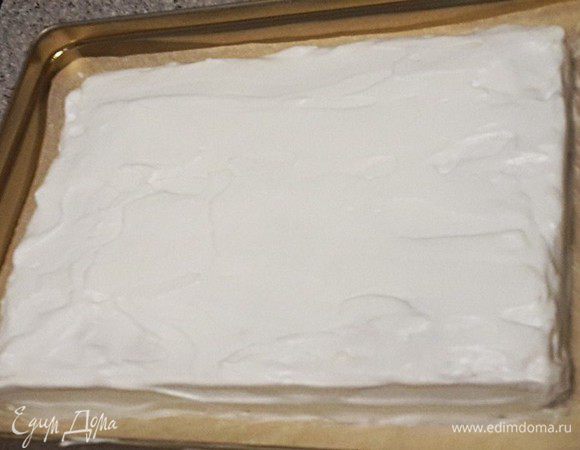 Чтобы листы книги были по-настоящему белыми, промазываем сверху и сбоку взбитыми сливками и проводим по бокам ножом, имитируя полоски страниц.