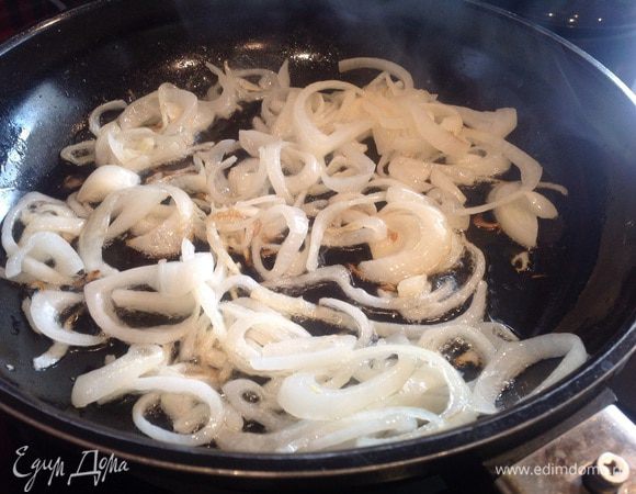 Лук нарежьте полукольцами и обжарьте на растительном масле до золотистого цвета.