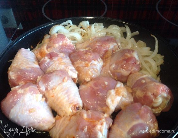 Отодвиньте лук на край сковороды и обжарьте кусочки курицы по 5-7 минут с каждой стороны.