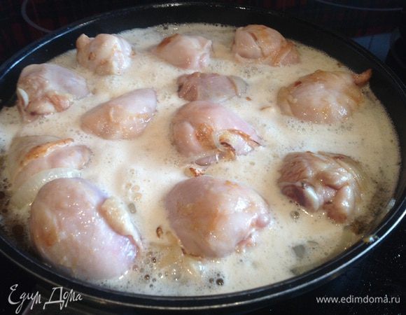 Добавьте пиво, перемешайте, накройте крышкой и тушите около 15 минут.