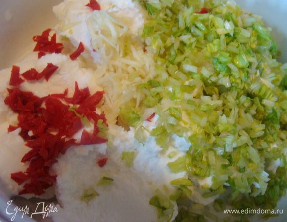 Творог смешать с рубленной зеленью и измельченный острым перцем и чесноком.
Зелень можно взять любую по своему вкусу. 
Если использовать обыкновенный творог, нужно его протереть через сито.