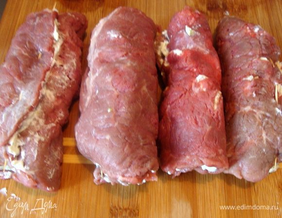 Завернуть рулетики и зафиксировать шпажками.