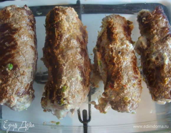 В глубокой сковороде разогреть оливковое масло и обжарить рулетики с каждой стороны по 1.5 - 2 минуты до золотистого цвета.
Переложить в форму и поставить в разогретую до 170* духовку на 10-15 минут.
Я, накрывала фольгой и запекала 10 минут, добавив несколько ст. л. воды.
