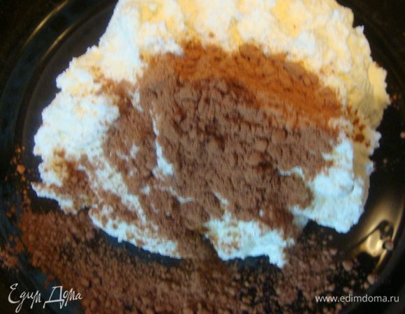 В третью, самую большую, добавть какао и 3-4 ст. л. печенья, или вафельной крошки, или измельченных орехов.