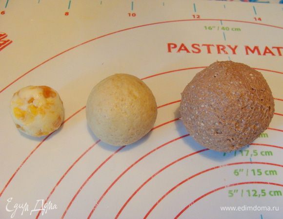 Сформировать маленький шарик из первой творожной смеси.
Сделать лепешечку из второй смеси и обернуть ею шарик, потом сделать лепешечку из третьей смеси и обернуть получившийся больший шарик.
