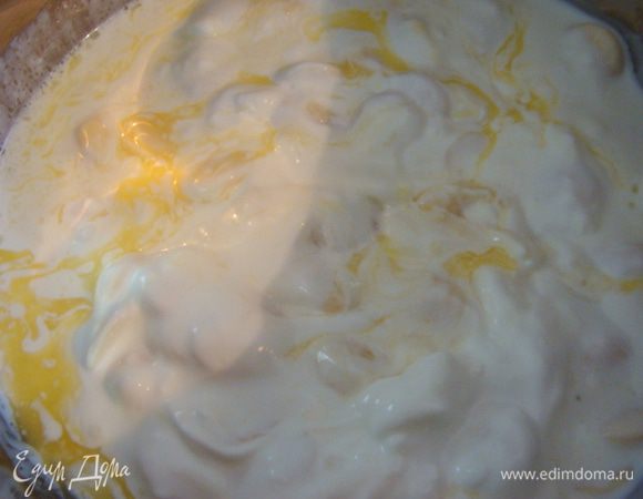 Для глазури:
Замочить желатин в воде, дать настояться по инструкции, развести на медленном огне, не доводя до кипения.
Шоколадные капли растопить с маслом и сливками, добавить ванилин и желатин. Остудить в холодильнике. Глазурь должна начать застывать.