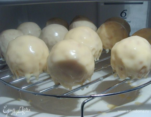 Полить застывающей глазурью шарики, можно несколько слоев и поставить в холодильник.