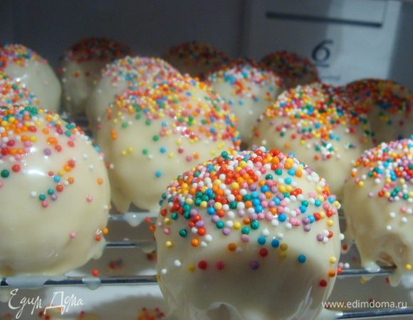 Через некоторое время можно посыпать цветными бусинками или стружкой.
Оставить на несколько часов в холоде.