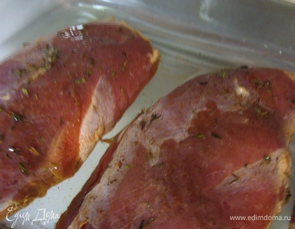 Выложить грудку в форму.
Масло налить толщиной 1-1,5 см.
Поставить в разогретую до 65 градусов духовку на 1 час.
Через 30 минут, грудку перевернуть.


