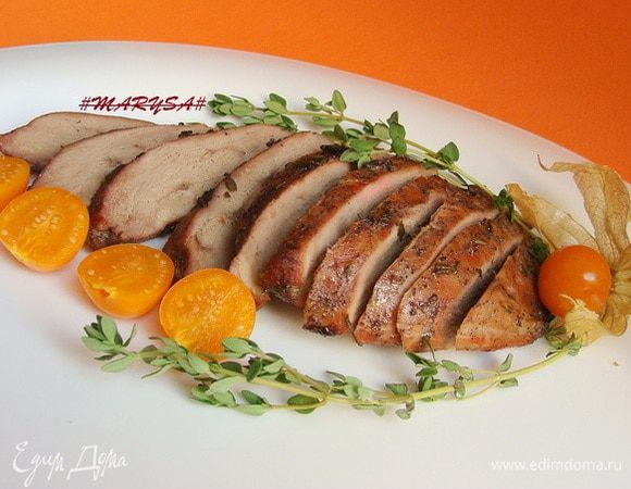 Подать грудку с ягодами физалиса.