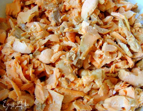 Лук, чеснок и морковь почистить.
Форель положить в небольшую кастрюлю, добавить овощи, соль, залить водой, варить 15 минут после закипания.
Готовую форель разобрать и помять вилкой.