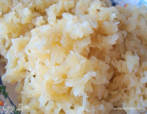 Картофель почистить и отварить с солью. Потом воду слить, но оставить.
Приготовить из картофеля пюре, добавить сливочное мало и 3 ст/л воды, в которой он готовился.