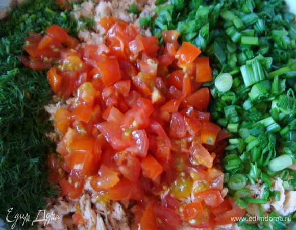 Зеленый лук, помидоры и пол пучка укропа измельчить.